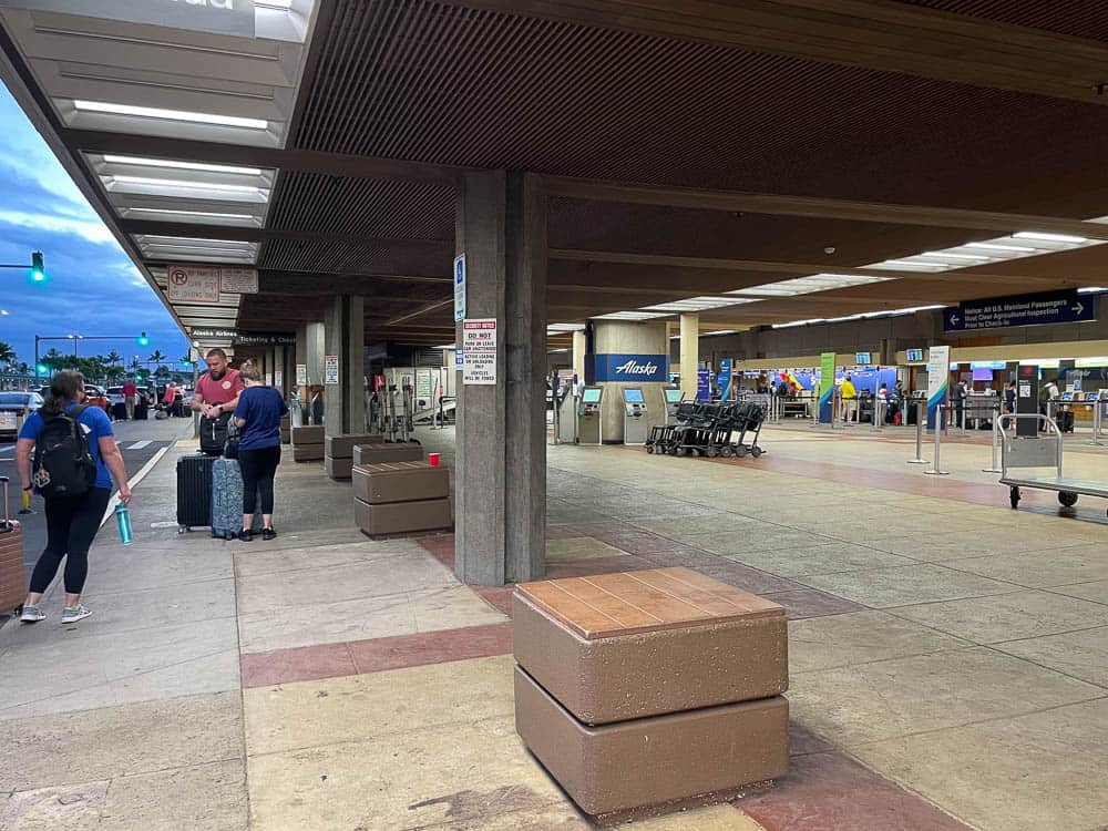 Curbside passenger drop-off and check-in area at the Maui Airport (OGG)